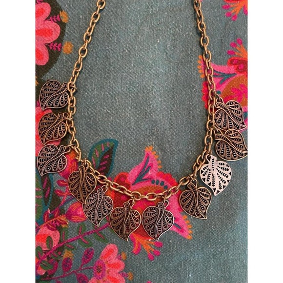 Gorgeous Leaf Necklace - Picture 2 of 6